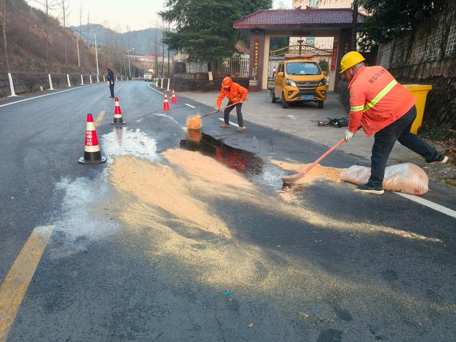 开化县公路部门双管齐下 油污路面快处置，光污染治理服务保春运平安